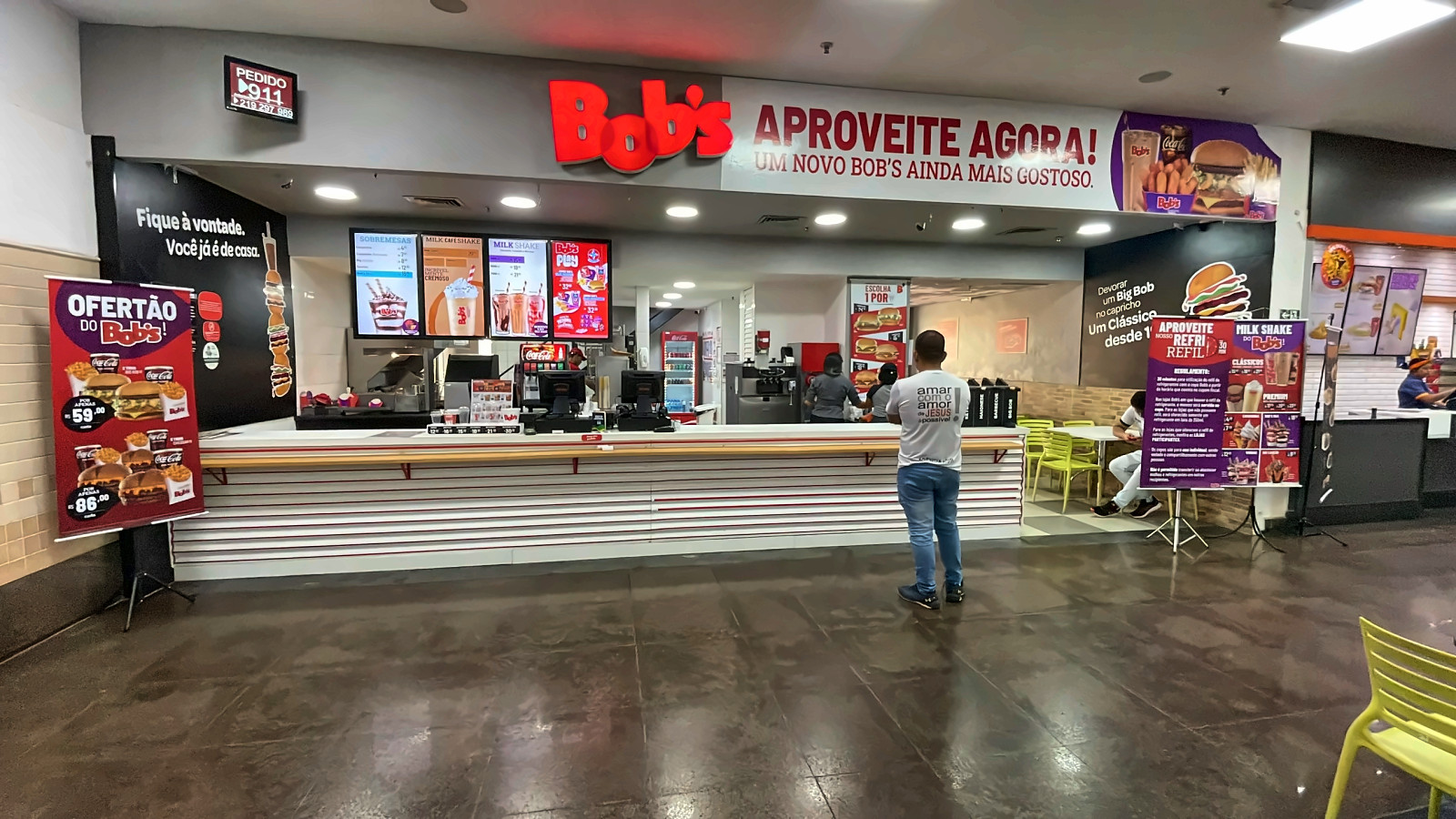 Unidade Bob's na praça de alimentação, com balcão e painéis de cardápio
