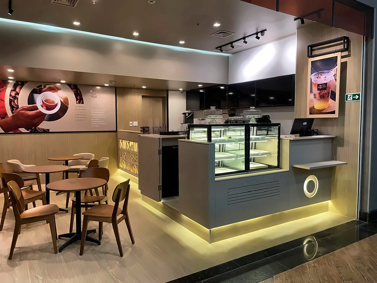 Balcão do Café do Ponto com vitrine refrigerada e iluminação embutida