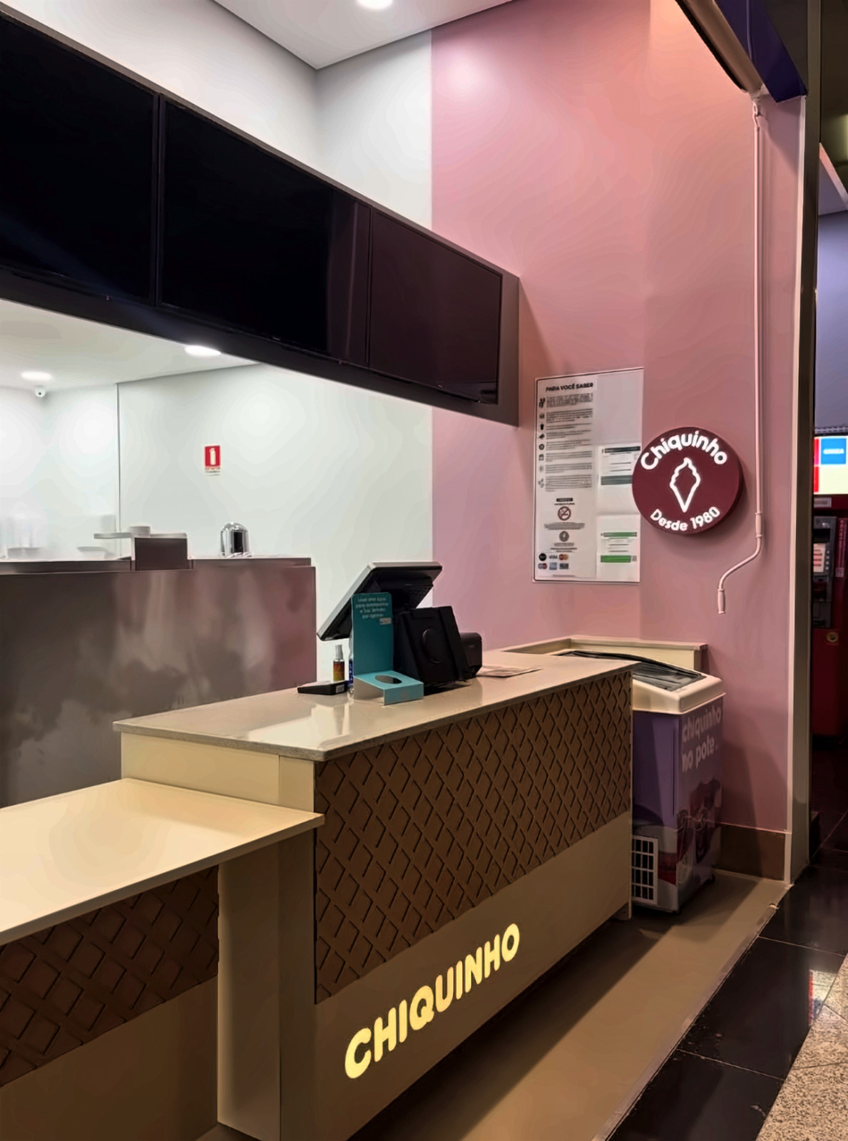 Balcão de atendimento da loja Chiquinho Sorvetes com parede rosa